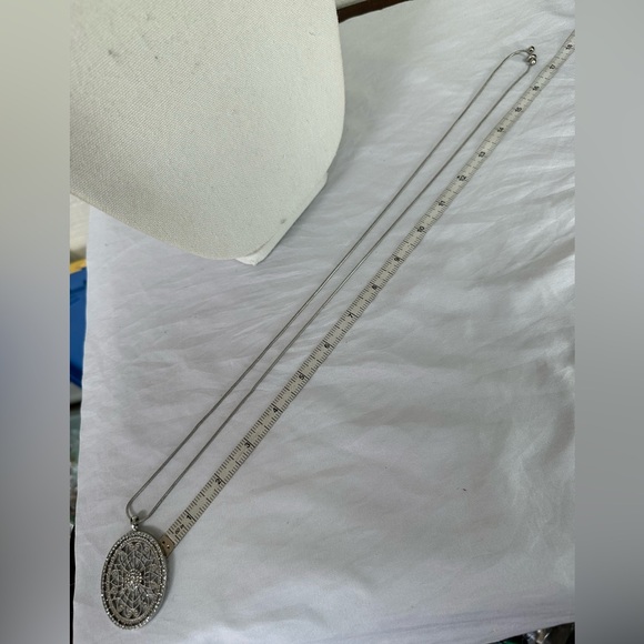 Long silvertone oval filigree rhinestone pendant necklace - Picture 4 of 5
